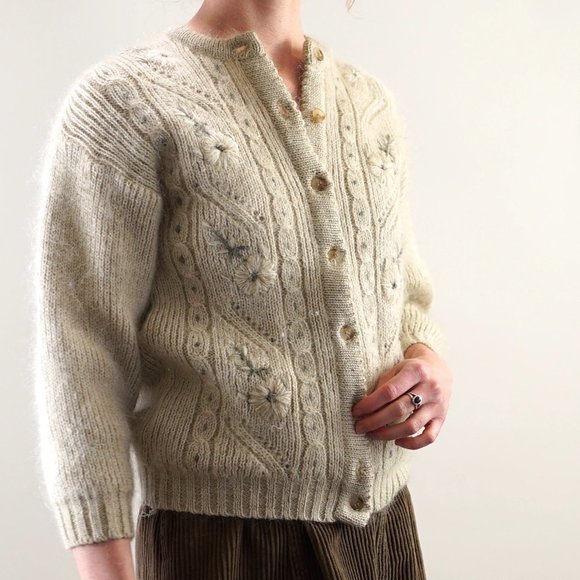 Vintage Sweaters - Folksy Cottagecore Cardigan in Beige with Flowers